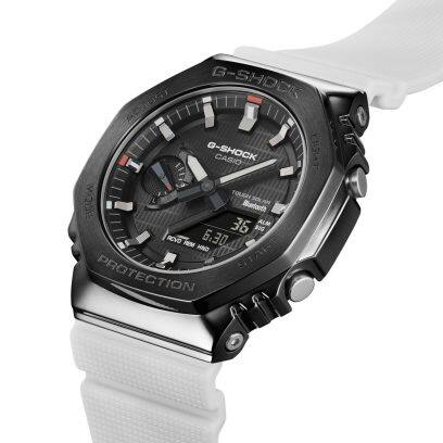Seitliche Ansicht der CASIO Armbanduhr GBM-2100B-7A mit Blick auf die seitlichen Display-Knöpfe