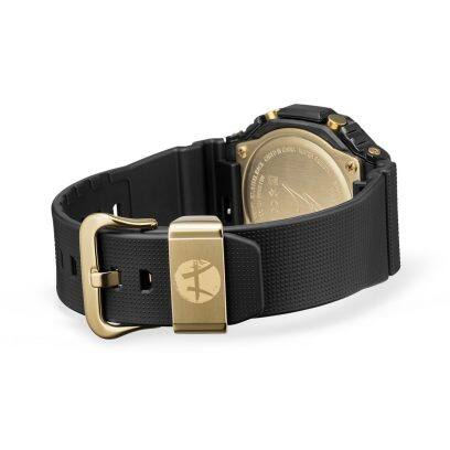 Die GBM-2100RH-1A Armbanduhr mit geschlossenem Armband mit Blick auf die goldfarbene Schließe