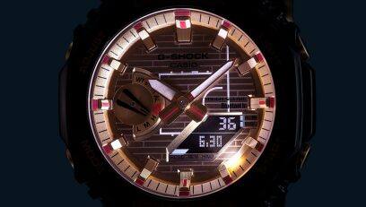 Die Armbanduhr GBM-2100RH-1A im Dunkeln mit leuchtender Display-Beleuchtung