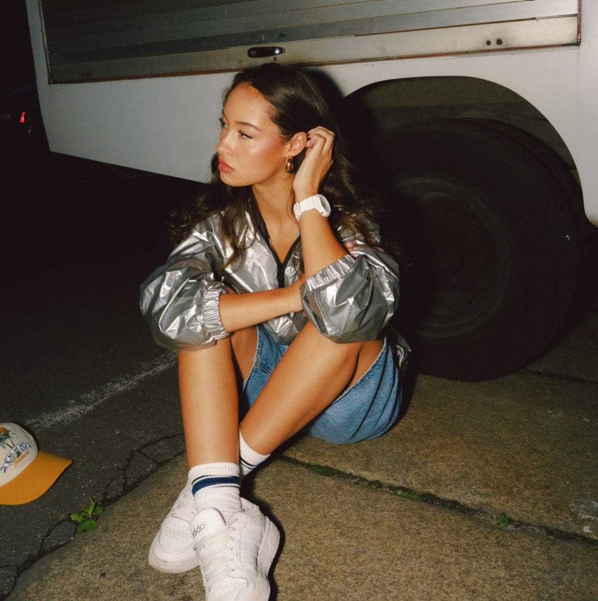 Die GMA-P2100PC-7AER getragen an einem Handgelenk einer sitzenden weiblichen Person 