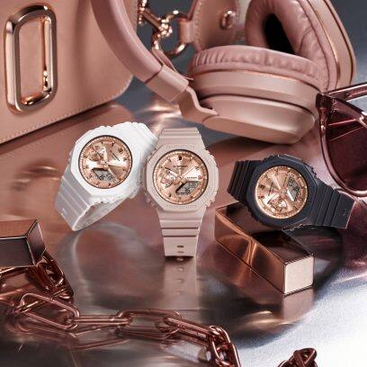 Die drei Farbvarianten Weiß, Rosa und Schwarz der GMA-S2100MD Serie nebeneinander. Alle haben das gleiche rosé-goldene Zifferblatt