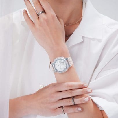 Die G-SHOCK WOMEN Armbanduhr GMA-S2100SK-7A am Handgelenk einer Person.