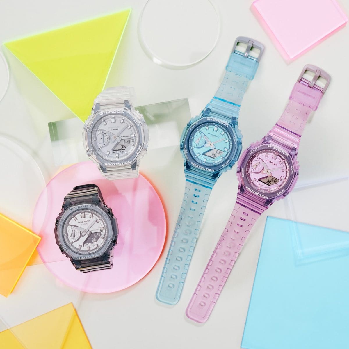 Die G-SHOCK WOMEN Armbanduhr GMA-S2100SK-7A neben drei anderen Modellen der Serie in den Farben Dunkelgrau, hellem Türkis und Rosa.