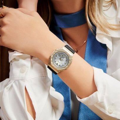 Die digital-analoge Armbanduhr GM-S2100BC-1A an einem Damenhandgelenk