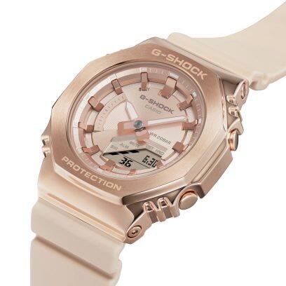 Seitliche Ansicht der digital-analogen Armbanduhr GM-S2100PG-4A mit Blick auf die seitlichen Display-Knöpfe