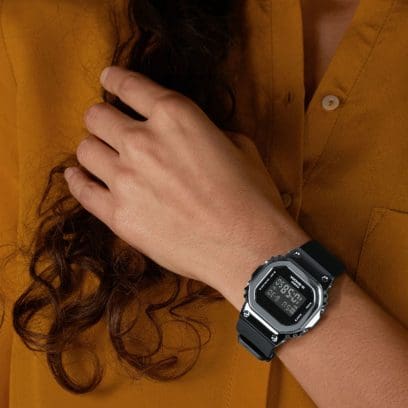 Die GM-S5600U-1ER am Handgelenk einer Frau, die ein senfgelbes Oberteil trägt