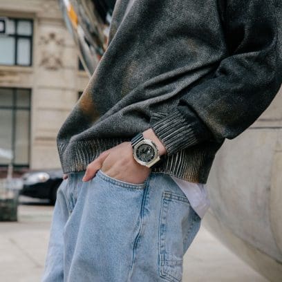 Die G-SHOCK Armbanduhr GM-2100-1A am Handgelenk einer Person in Außenumgebung.