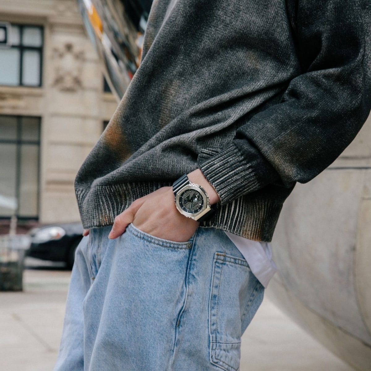 Die G-SHOCK Armbanduhr GM-2100-1A am Handgelenk einer Person in Außenumgebung.