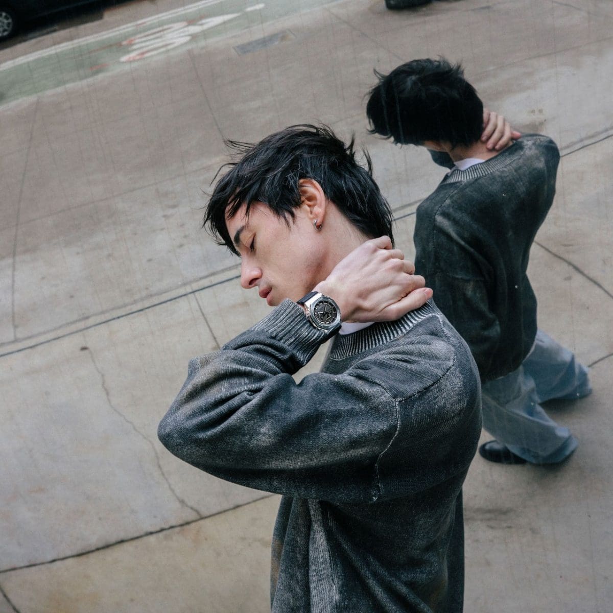 Die G-SHOCK Armbanduhr GM-2100-1A am Handgelenk einer Person in Außenumgebung.