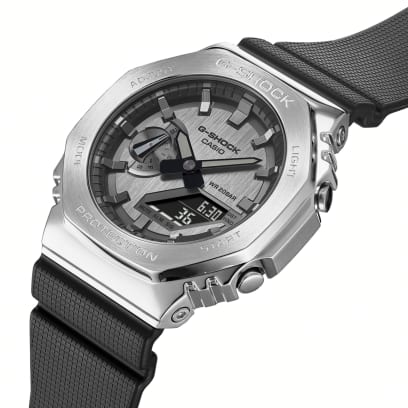 Nahaufnahme des Gehäuses der analog-digitalen Armbanduhr GM-2100-1A-MAN von G-SHOCK mit gebürsteter Optik auf Zifferblatt und Lünette