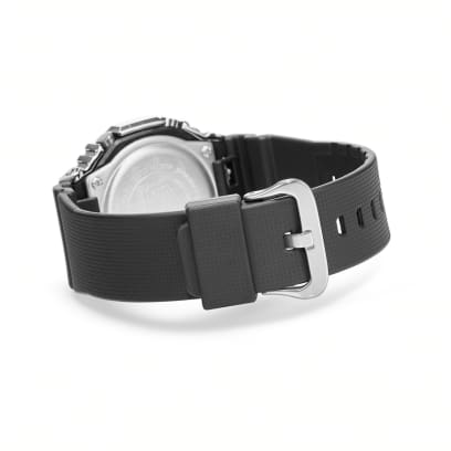 Rückansicht der Armbanduhr GM-2100-1A-MAN mit geschlossenem Armband und silberner Metallschließe