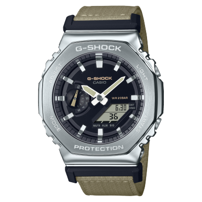 Die G-SHOCK Armbanduhr GM-2100C-5A mit schwarzem, digital-analogem Zifferblatt mit weißen Zeigern und Indices und einem Armband aus Textil in Beige mit schwarzen Verbindungen zum Gehäuse in Silber.