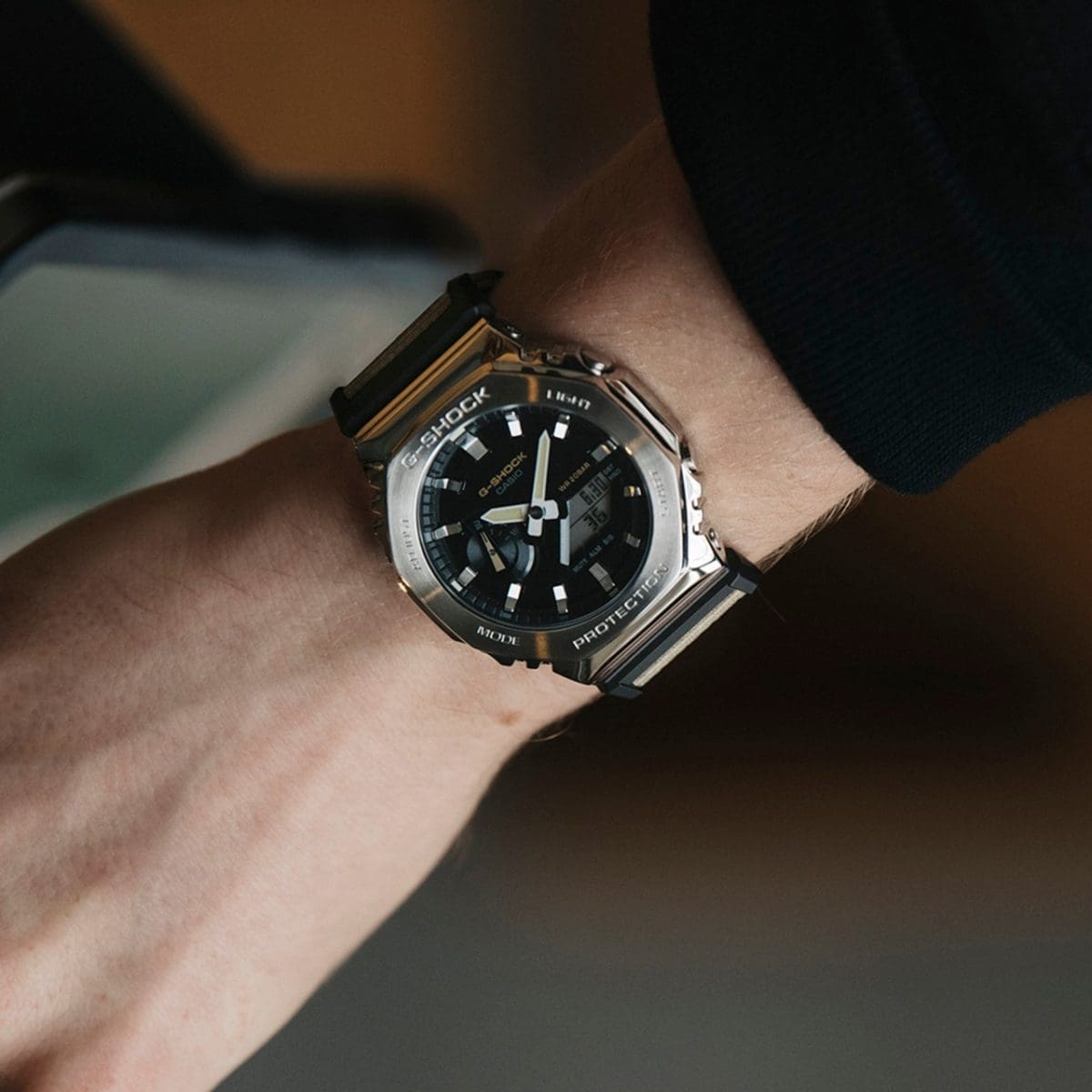 Nahaufnahme der G-SHOCK Armbanduhr GM-2100C-5A am Handgelenk einer Person.