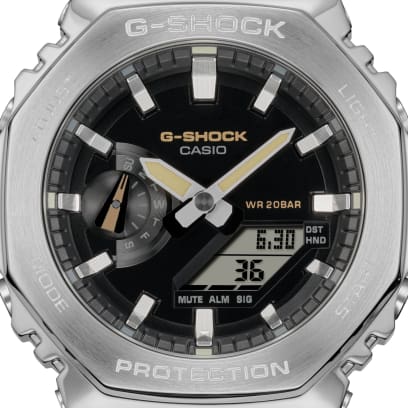 Nahaufnahme des digital-analogen Zifferblatts der G-SHOCK Armbanduhr GM-2100C-5A in Schwarz mit Silbernenund goldenen Details.