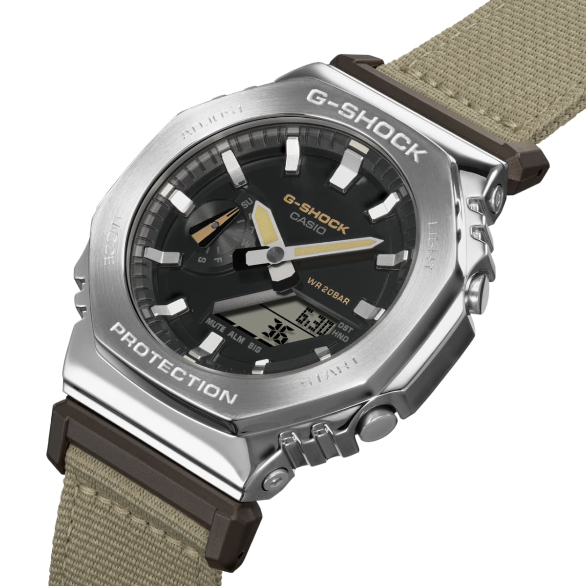 Die seitliche Nahaufnahme der G-SHOCK Armbanduhr GM-2100C-5A zeigt die silbernen Bedientasten außen am silbernen Gehäuse.