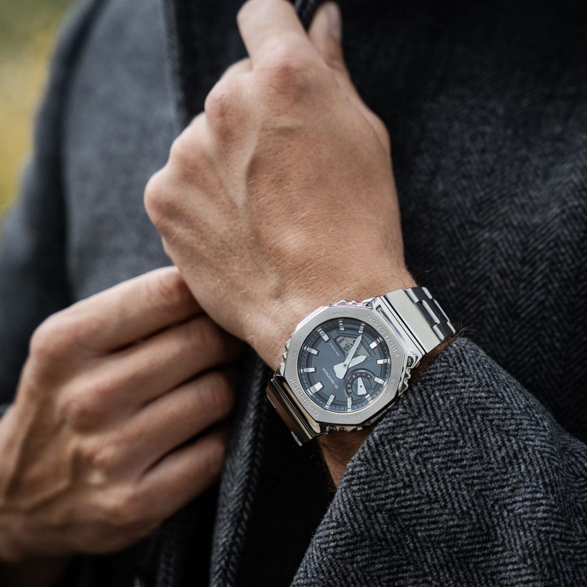 Ein Mann mit einem schwarzen Wollmantel trägt die GM-2110D-8AER am Handgelenk