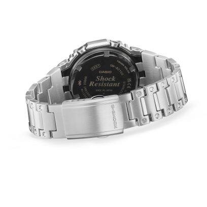 Die GM-B2100PC-1A Herrenuhr mit geschlossenem Armband mit Blick auf die Uhrrückseite und den One-Touch-Verschluss