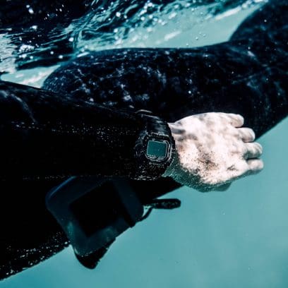 Eine Taucherin unter Wasser trägt die schwarze GW-5000HS-1 am Handgelenk