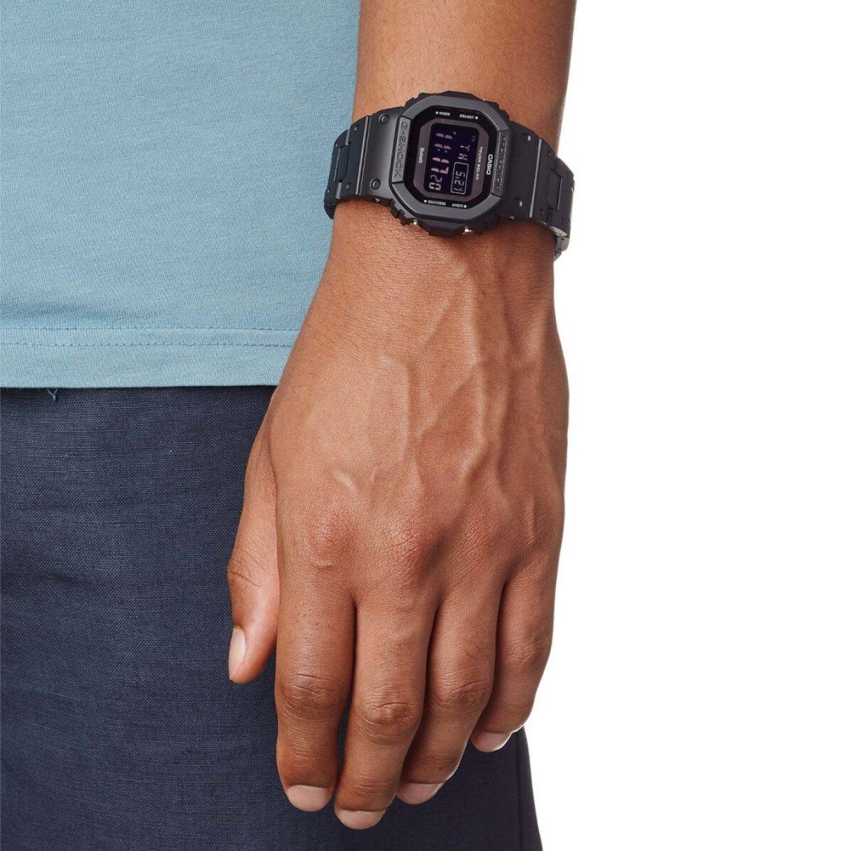 Die Digitaluhr GW-B5600BC-1B in schwarz am Handgelenk eines Mannes
