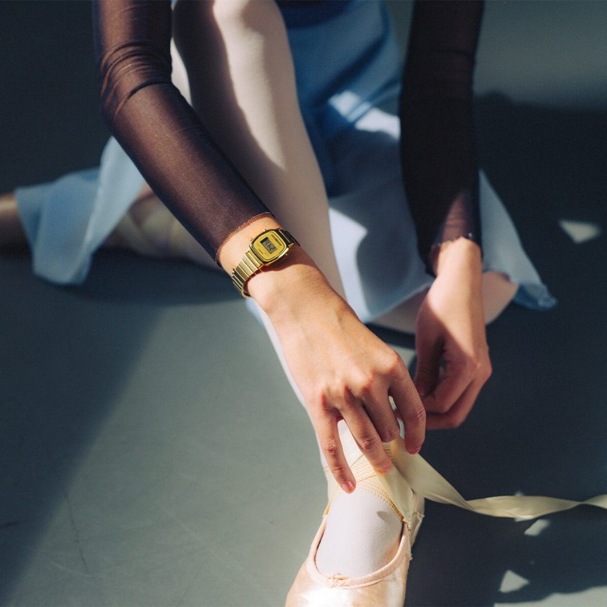 Die Balletttänzerin setzt zu einer Pirouette an, der Fokus liegt auf ihrem Handgelenk an dem sie die goldene LA670WG-9 von CASIO Vintage trägt.