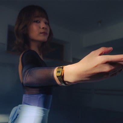 Nahaufnahme auf das Handgelenk der Balletttänzerin, die die kleine LA670WG-9 mit Digitalanzeige trägt.