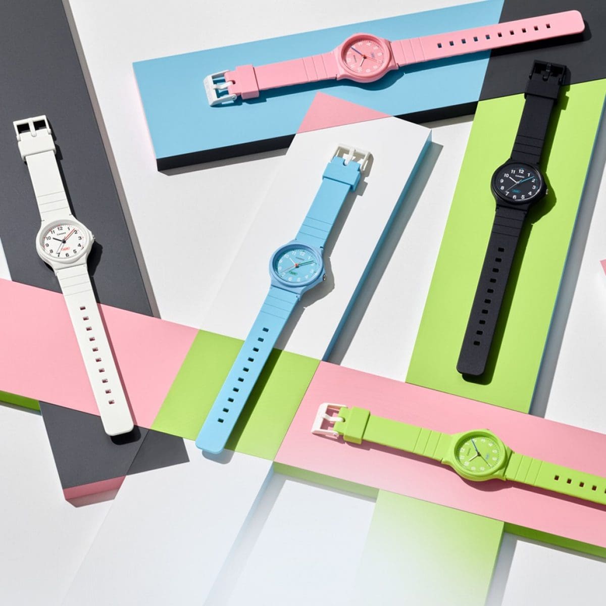 Die Farbvarianten Weiß, Hellblau, Rosa, Schwarz und Grün der LQ-24 Serie liegen auf bunten Farbkarten