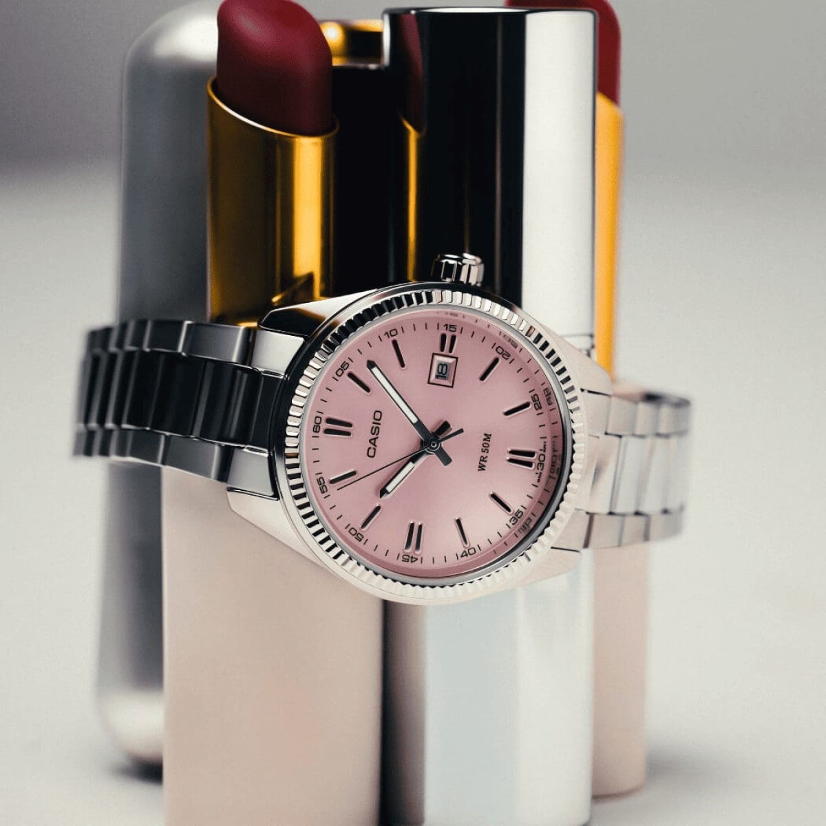 Die Lünette der silbernen Armbanduhr LTP-1302PD-4AVEF von CASIO hat eine geriffelte Struktur