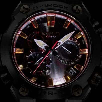 Nahaufnahme des analogen Zifferblatts der G-SHOCK Armbanduhr MRG-B2000B-1A4 mit aktivierter LED-Beleuchtung.