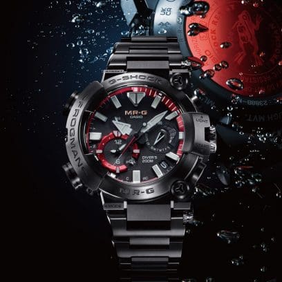 Die G-SHOCK Armbanduhr MRG-BF1000B-1A direkt von vorn neben einer Nahaufnahme der roten Gehäuserückseite unter Wasser.