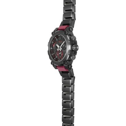 Seitliche Ansicht der MTG-B3000BD-1A Armbanduhr mit großen Knöpfen zur Zeiteinstellung an den Seiten