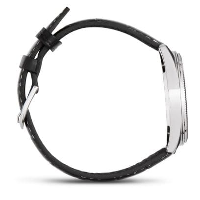 Die seitliche Ansicht der CASIO TIMELESS COLLECTION Armbanduhr MTP-1302PL-7BV zeigt das schlanke Gehäuse im Profil von links.