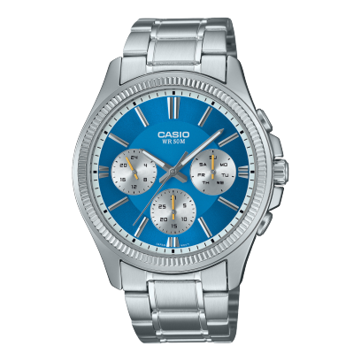 Die CASIO TIMELESS COLLECTION Armbanduhr MTP-1375PD-2A2V mit rundem, analogem Zifferblatt in Himmelblau mit drei Hilfszifferblättern und Akzenten in Silber sowie einem Gehäuse und einem Armband aus Edelstahl in Silber.