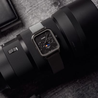 Die CASIO TIMELESS COLLECTION Armbanduhr MTP-M305M-1AV auf einem schwarzen Kameraobjektiv drapiert.