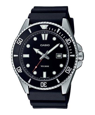 Die CASIO TIMELESS COLLECTION Armbanduhr MDV-107-1A1V mit analogem Zifferblatt in Schwarz mit weißen Akzenten, einem roten Sekundenzeiger, einer schwarzen Lünette mit 5-Minuten-Skalierung in Weiß, einem silberfarbenen Gehäuse und einem Armband aus Resin in Schwarz.