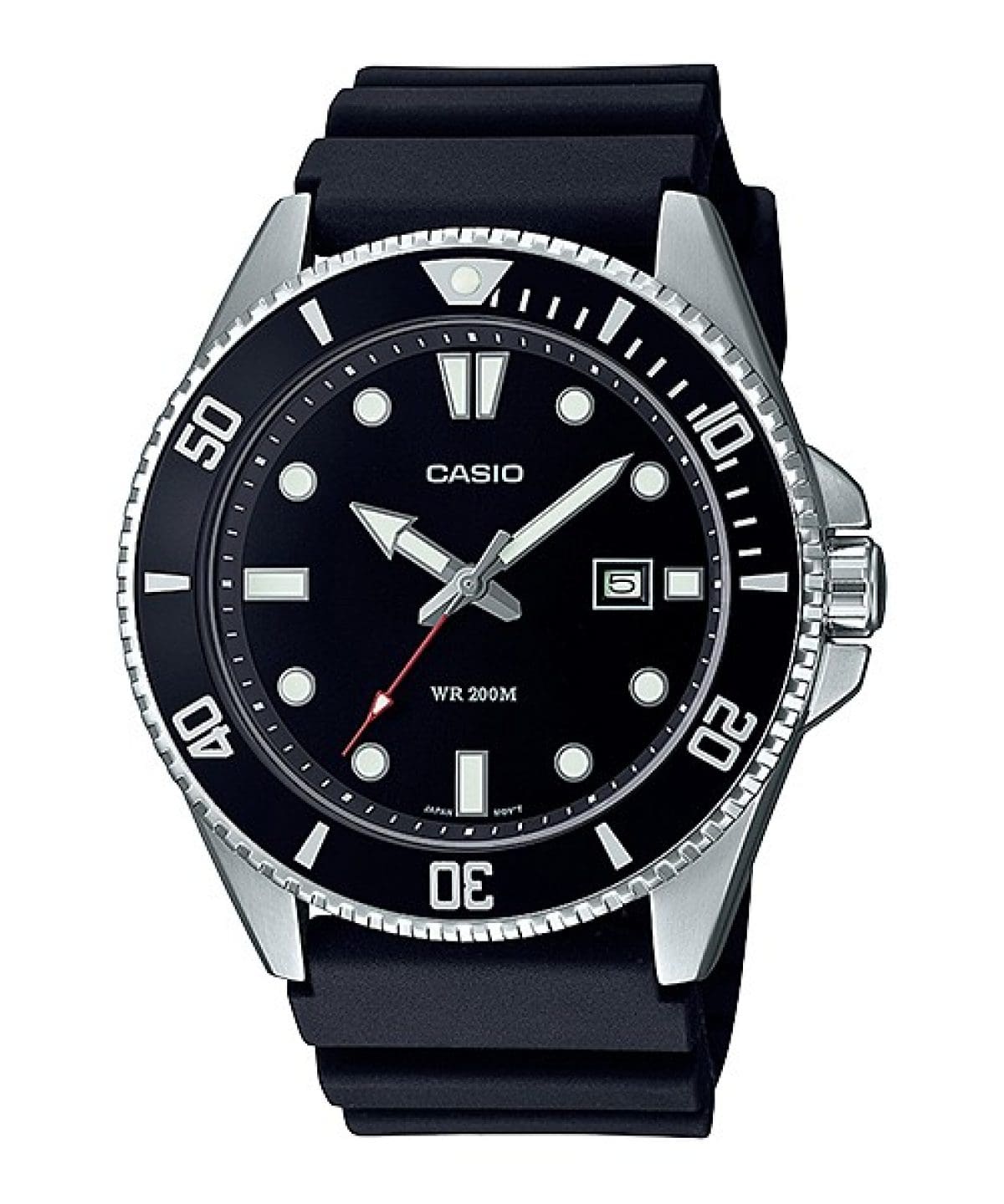 Die CASIO TIMELESS COLLECTION Armbanduhr MDV-107-1A1V mit analogem Zifferblatt in Schwarz mit weißen Akzenten, einem roten Sekundenzeiger, einer schwarzen Lünette mit 5-Minuten-Skalierung in Weiß, einem silberfarbenen Gehäuse und einem Armband aus Resin in Schwarz.