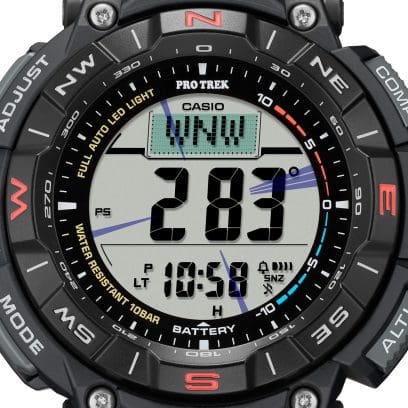 Nahaufnahme des digitalen Zifferblatts der PRO TREK Armbanduhr PRG-340-1 mit aktivierter, digitaler Kompass-Anzeige.