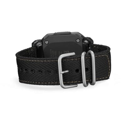 Rückseite der PRO TREK PRG-69B-1ER mit geschlossenem Stoffarmband und silberner Metallschließe