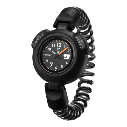 Frontansicht der runden, schwarzen Saunauhr SAN-100H-1BER mit dehnbarem Armband im Spulenstil