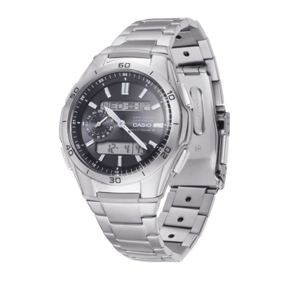 Schräg seitliche Ansicht der WVA-M650TD-1A mit geschlossenem Armband. Auf dem schwarzen Zifferblatt sind Zeiger und Indizes Weiß hervorgehoben