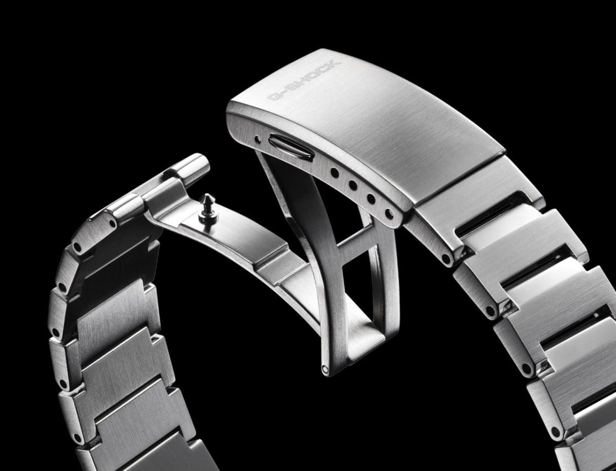 GST-B1000D-1A The stainless-steel bracelet, which was developed for the GST-B1000