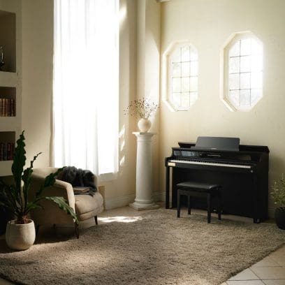 Gesamtansicht schwarzes CELVIANO AP-750 Digitalpiano - Lifestyle-Aufnahme im Wohnraum. 