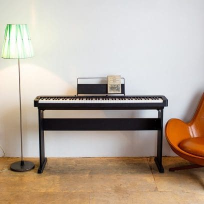 Gesamtansicht CASIO CDP-S100 Compact Digital Piano in Schwarz - Lifestyle-Aufnahme.