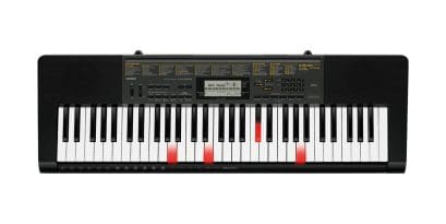 CASIO LK-265 Leuchttasten Keyboard in Schwarz - Lifestyle-Aufnahme im Wohnraum.