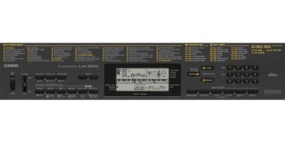 CASIO LK-265 Leuchttasten Keyboard in Schwarz - Lifestyle-Aufnahme im Wohnraum.