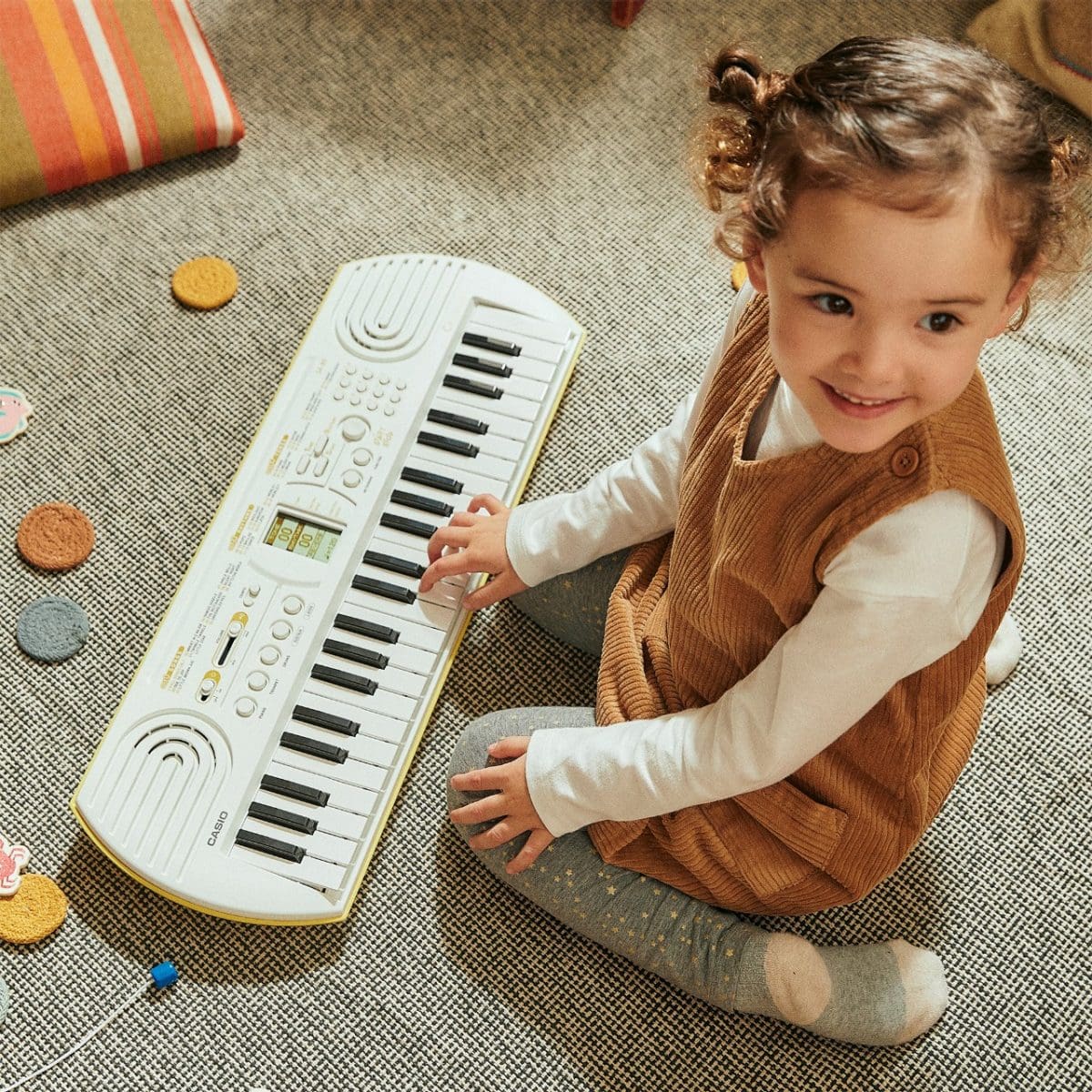 Mädchen spielt auf dem weißen SA-80 Mini Keyboard - Lifestyle-Aufnahme im Wohnraum.