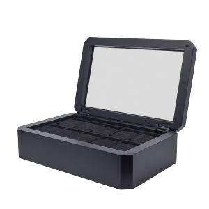 Uhrenbox mit aufgeklapptem, durchsichtigem Deckel