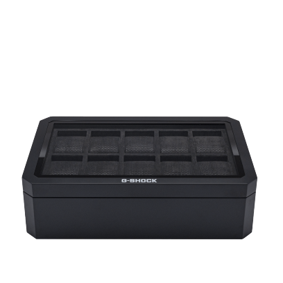 Frontansicht der zugeklappten Uhrenbox. Auf dem unteren Rand des Deckels ist das G-SHOCK Logo zu sehen
