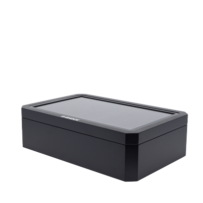 Schräg seitliche Ansicht der zugeklappten Uhrenbox