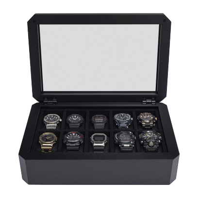 Frontansicht der mit Uhren gefüllten Box und geöffnetem Deckel