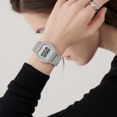 A1000MA-7 am Handgelenk einer Frau die silbernen Schmuck trägt 